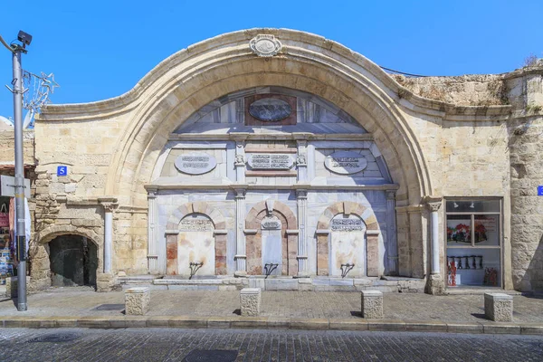 Tel Aviv, İsrail - 17 Eylül 2017: Çeşme Sabil Kanuni Sultan Süleyman, eski Jaffa Al Mahmudiya Camii'nde 's.