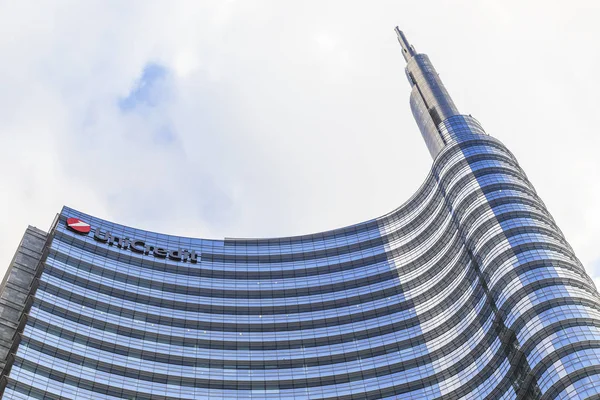 Milan, İtalya - 17 Mayıs 2018: Gökdelen Torre Unicredit üst olan İtalya'da en yüksek binası olan bu.