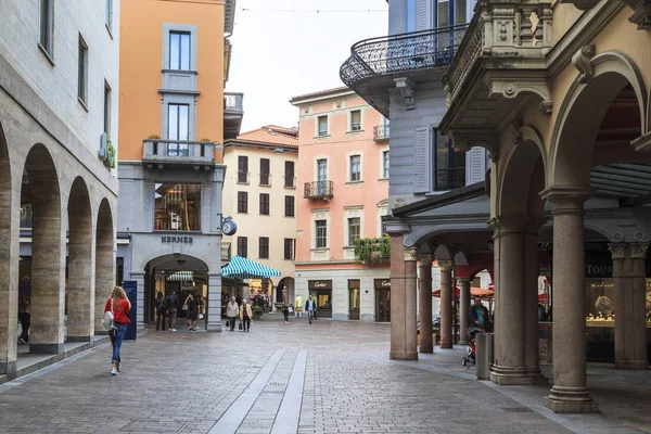 Lugano, İsviçre - 12 Mayıs 2018: İtalyan Canton'ın başkenti şehir merkezinde bir yaya caddesi olduğunu.