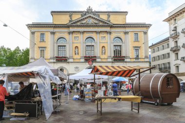 Lugano, İsviçre - 12 Mayıs 2018: Belediye Binası önünde Fuar kurulumu bu.
