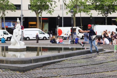 Barcelona, İspanya - 10 Mayıs 2017: Bir tanımlanamayan genç adam fotoğrafları bir martı ile bilmece heykel.