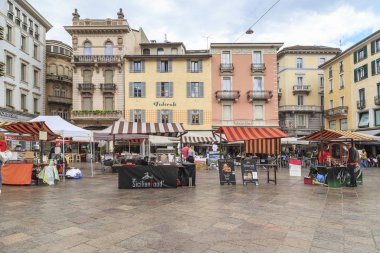 Lugano, İsviçre - 12 Mayıs 2018: Bu Reform meydanında Fuar kurulumu.