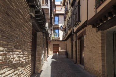 Toledo, İspanya - 25 Mayıs 2017: Bir ortaçağ şehrin en eski dar laynes biridir.