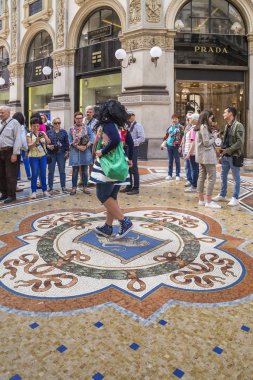 Milan, İtalya - 10 Mayıs 2018: Bu garip geleneği içinde Galeri, Victor Emmanul II: tanımlanamayan bir ziyaretçi bir boğa mozaik arması Turin üzerinden görüntü açar.