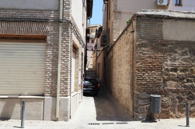 Toledo, İspanya - 25 Mayıs 2017: Bir ortaçağ şehrin en eski dar laynes biridir.