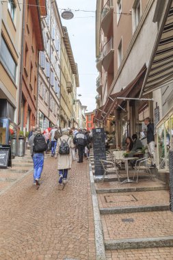 Lugano, İsviçre - 12 Mayıs 2018: St. Lawrence'nın katedrale ulaştıracak yol açar sarp bir yaya Caddesi burası.