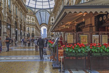 Milan, İtalya - 10 Mayıs 2018: Bu geçiş ile Galeri ve Victor Emmanuel II.