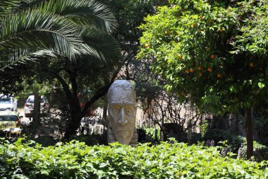 Toledo, İspanya - 25 Mayıs 2017: İspanyol, Toledo okul, sanat ve el sanatları avluda Başkanı şeklinde bir yükleme olduğunu.