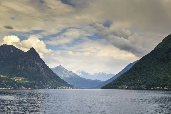 Jest Alpejskie Jezioro Lugano Szwajcarii Niestabilnych Wiosenna Pogoda — Zdjęcie stockowe