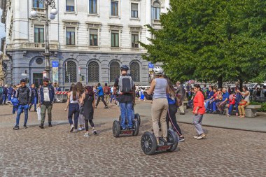 Milan, İtalya - 10 Mayıs 2015: Bunlar segway şehrin mobil bir tur üzerinde tanımlanamayan turist..