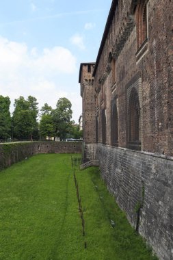 Milan, İtalya - 10 Mayıs 2018: Bu eski bir hendek duvarları Ortaçağ Sforza Kalesi yakınında olduğunu.
