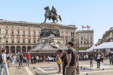 Milan, İtalya - 10 Mayıs 2018: Orada tanımlanamayan turist Katedral Meydanı'nda Kral Victor Emmanuel II Anıtı.