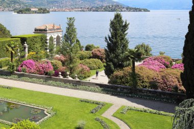 Stresa, İtalya - 11 Mayıs 2018: Park kompleksi, Borromeo palace Isola Bella Lake Lago Maggiore üzerinde oart viaw olduğunu.