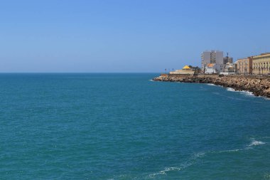 Cadiz, İspanya - 22 Mayıs 2017: Atlantik Okyanusu eski şehrin setin yakınındaki geniş genişlik bu.
