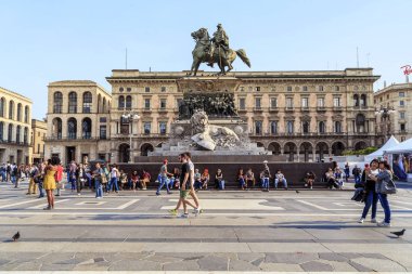 Milan, İtalya - 10 Mayıs 2018: Kral Victor Emmanuel II Katedral Meydanı anıt bu.