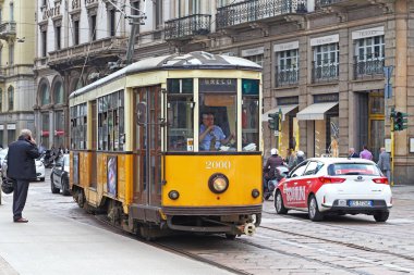 Milan, İtalya - 12 Mayıs 2018: Yolcular ile bu sarı retro tramvay şehrin sokaklarında 1927 yılından bu yana kullanılmıştır.