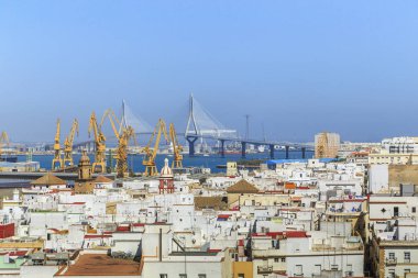 Cadiz, İspanya - 22 Mayıs 2017: Bu bir hava 1812 Anayasası ve eski şehir bağlantı noktası bağlantı noktası vinçler modern köprü görülmektedir.