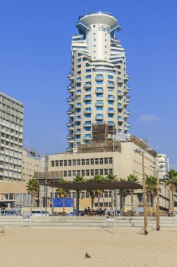 Tel Aviv, İsrail - 19 Eylül 2017: Bu, Akdeniz kıyısında şehrin modern gökdelenler biri.