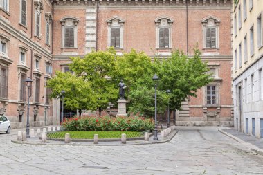 Milan, İtalya - 15 Mayıs 2018: Sanatçı Francesco Hayes Brera Meydanı anıt olduğunu.