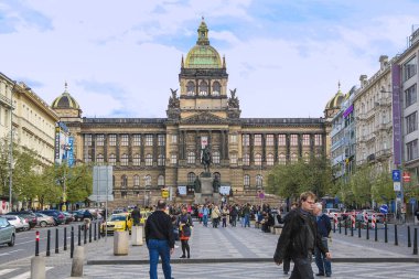 Prag, Çek - 23 Nisan 2012: Bu Wenceslas Meydanı'na St. Wenceslas heykeli ve Ulusal Müzesi neo-Rönesans tarzı bina ile olan.