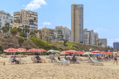 Bat Yam, İsrail - 26 Eylül 2017: Kıyı sahil şeridi ve setin uydu şehri Tel Aviv modern evler olan.