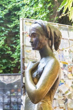 Verona, İtalya - 13 Mayıs 2018: Bu Juliet Juliet evin avlusunda bronz heykeli bir parçası olduğunu.