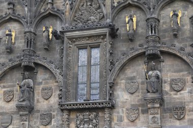 Prag, Çek - 23 Nisan 2012: Bu gotik toz Kulesi (Xv yüzyıl mimarisini'nın bir parçası olan).