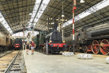 MILAN, ITALY - 19 Mayıs 2018: Bu, 20. yüzyılın başlarında Bilim ve Teknoloji Müzesi 'nde başlayan lokomotiflerin bir koleksiyonu..