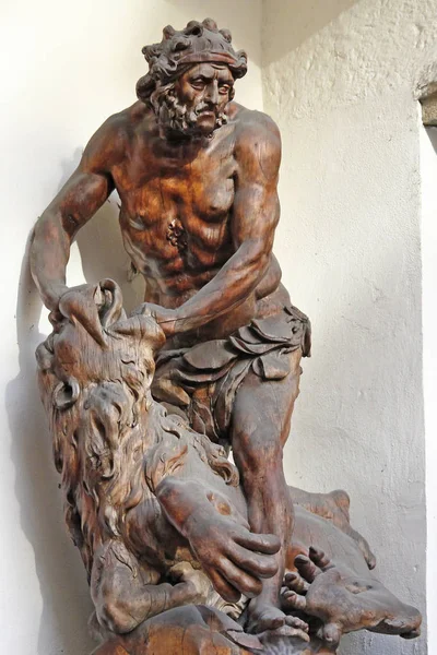 捷克布拉格 2012年4月23日 这是一个木制雕塑萨姆森撕开狮子的下巴在老布拉格的一个庭院 — 图库照片