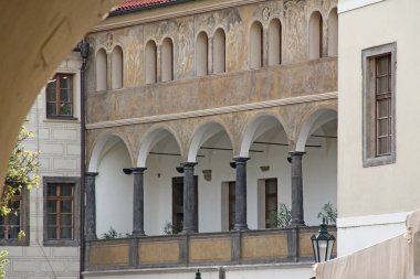 Prag, Çek - 23 Nisan 2012: Bu eski tarihi yerler Tyn Yard bulunur bir arcade sundurma ile Granovsky Sarayı'nın bir parçası olan.