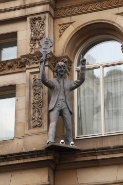 Liverpool, Büyük Britanya - 13 Eylül 2014: Bu Paul Mccartney bir heykel bir Beatles vatan evlerin saçak üzerinde..