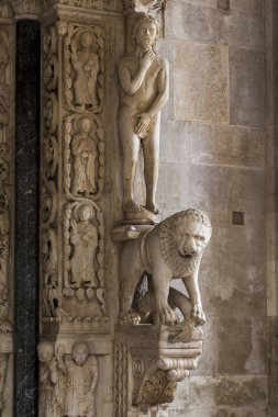 Trogir, Hırvatistan - 11 Eylül 2017: Bu Adam ve St. Lawrence katedral girişinde aslan taş Ortaçağ bir görüntüdür.
