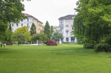 Lugano, İsviçre - 12 Mayıs 2018: Bunlar bir bulutlu bahar gününde kentsel Chiani Park düzgün çimenler..