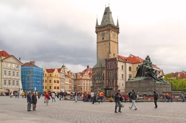 Prag, Çek - 24 Nisan 2012: Bu bir bulutlu bahar akşamı eski şehir meydanı olan.