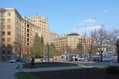 Kharkov, Ukrayna - 17 Nisan 2013: Bu binanın yapısalcılık mimari tarzında inşa edilmiş Kharkov Üniversitesi Kuzey binasının yüzünden.