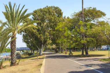Tel Aviv, İsrail - 17 Eylül 2017: Bu setin bir büyük Şehir Parkı'nın kuzeyinde Yarkon Nehri boyunca şehrin bir parçasıdır.