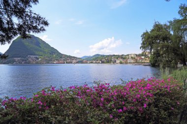 Lugano, İsviçre - 12 Mayıs 2018: Panoramik şehir göl kıyılarının görülmektedir.