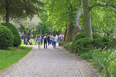 Lugano, İsviçre - 12 Mayıs 2018: Bunlar undifined kentsel Chiany Park sokakları insanlar.