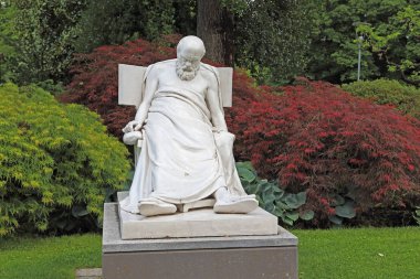 Lugano, İsviçre - 12 Mayıs 2018: Sokrates, zehir bardak içti, anıt heykeller Ciano Park biridir.
