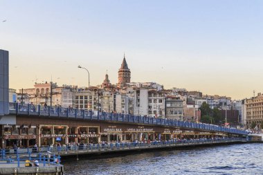 Istanbul, Türkiye - 12 Eylül 2017: Galata Köprüsü ve Galata Kulesi günbatımında görülmektedir.