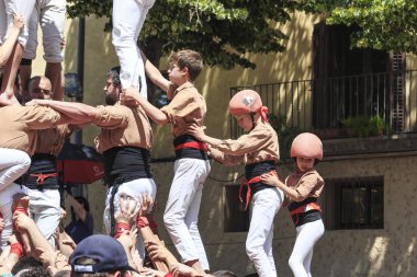 Girona, İspanya - 14 Mayıs 2017: Bu insanlar, castel, şehrin çiçek Festivali sırasında denilen bir kule inşaatı.