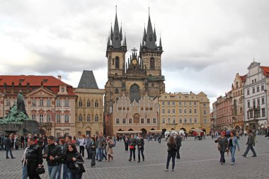 Prag, Çek - 3 Nisan 2012: Eski Şehir Meydanı, şehrin tarihi merkezinde yer alan bu.