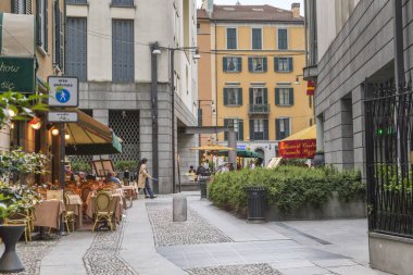 Milan, İtalya - 15 Mayıs 2018: Bu akşam rahatlamak için şehrin en popüler alanlarından biri olan Brera semtinde yaya sokakları biridir.
