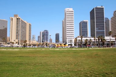 Tel Aviv, İsrail - 19 Mayıs 2011: Charles Klor bölge Plaj Parkı kentin görülmektedir.