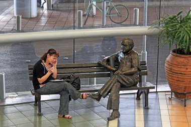 Tel Aviv, İsrail - 19 Mayıs 2011: David Azrieli Azrieli Merkezi modern bir anıt üzerinde oturan telefonda konuşurken kimliği belirsiz bir kadın.