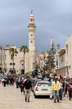 Bethlehem, İsrail - 15 Mayıs 2011: Kimliği belirsiz kişi hareket ömer cami de Noel Meydanı çevresinde.