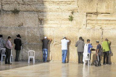 Jerusalem, İsrail - 11 Mayıs 2011: Bu bir Yahudi din - feryat duvar ana türbelerin tanımlanamayan kulları vardır.