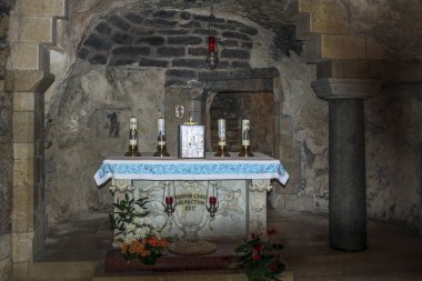 Nazareth, İsrail - 7 Mayıs 2011: Bu duyuru kilisede duyuru Grotto 'Burada kelime eti oldu' yükseklik ile sunak olduğunu.
