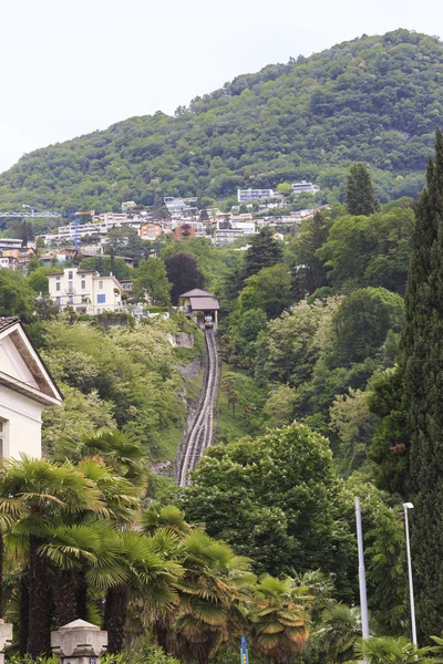 Lugano, İsviçre - 12 Mayıs 2018: Bu bir Asansör Monte Bree için ilk demiryolu hattı görülmektedir.