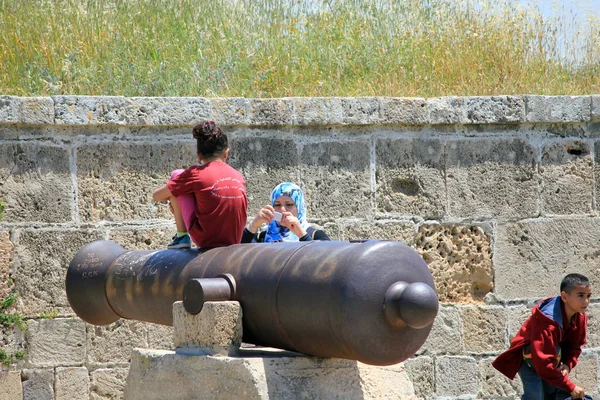 正体不明の観光客が要塞シャフトに銃のいずれかで撮影されているエーカー イスラエル 2011 — ストック写真